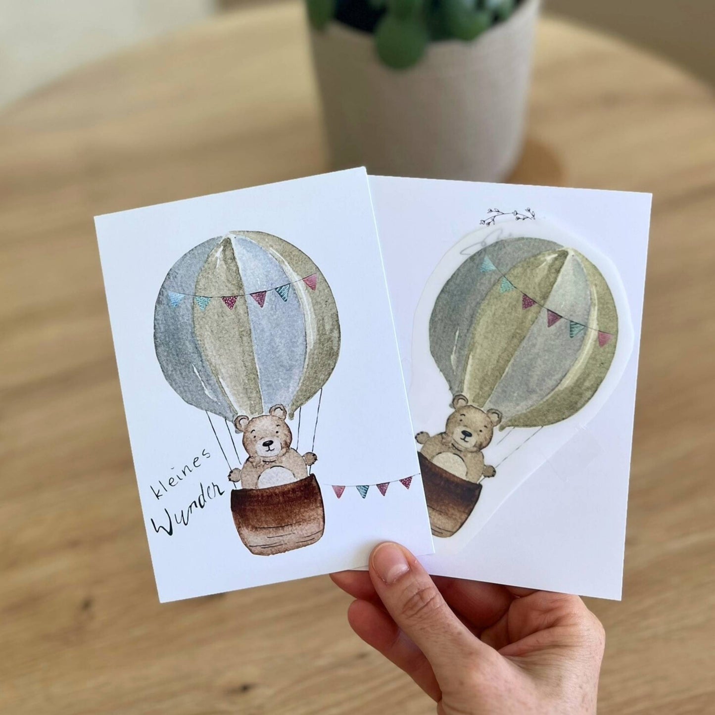 Karte und Bügelbild zur Geburt mit Aufschrift "Kleines Wunder" und Bär im Heißluftballon von Christinas Kartenkunst