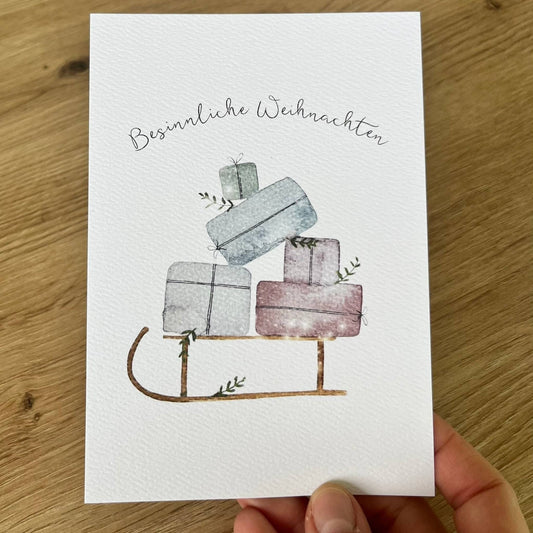 Weihnachtskarte "Besinnliche Weihnachten" mit Holzschlitten-Motiv und Weihnachtsgeschenken Christinas Kartenkunst
