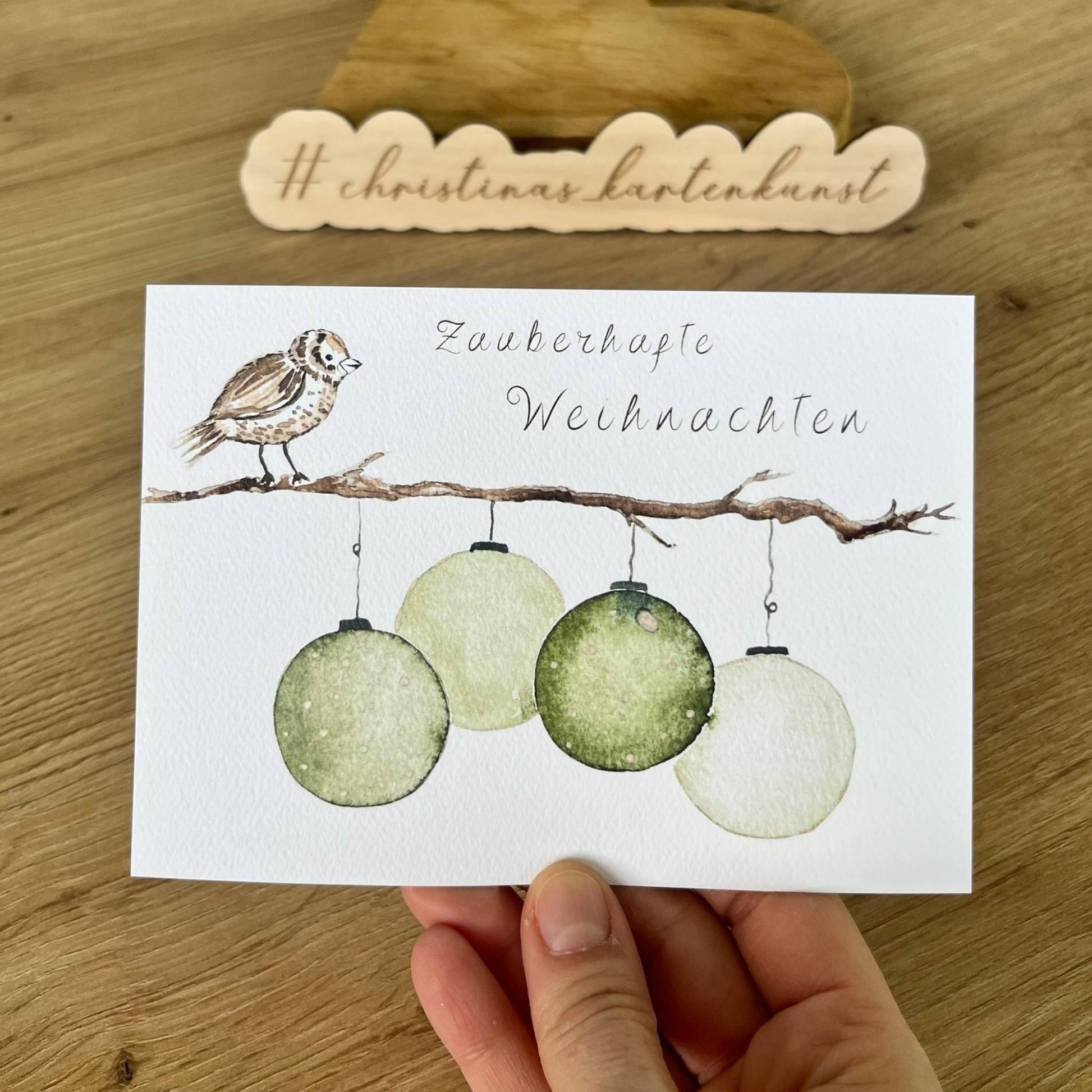 Weihnachtskarte "Zauberhafte Weihnachten" mit Christbaumkugeln und kleinem Vogel Christinas Kartenkunst