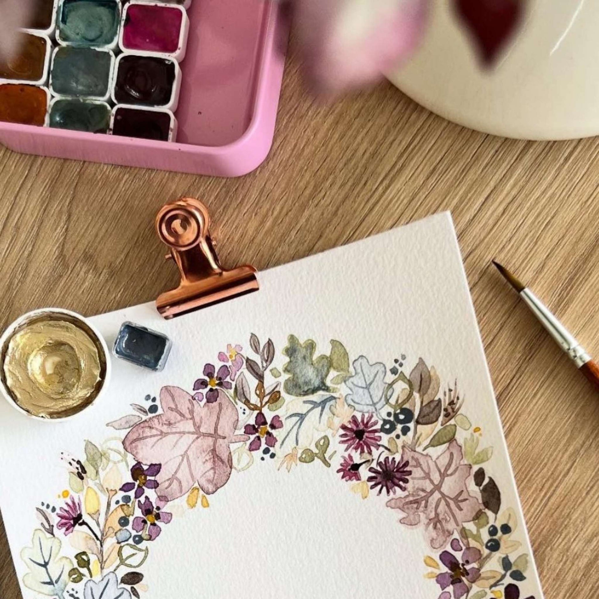 Aquarellkarte mit Aquarellfarben und Pinsel