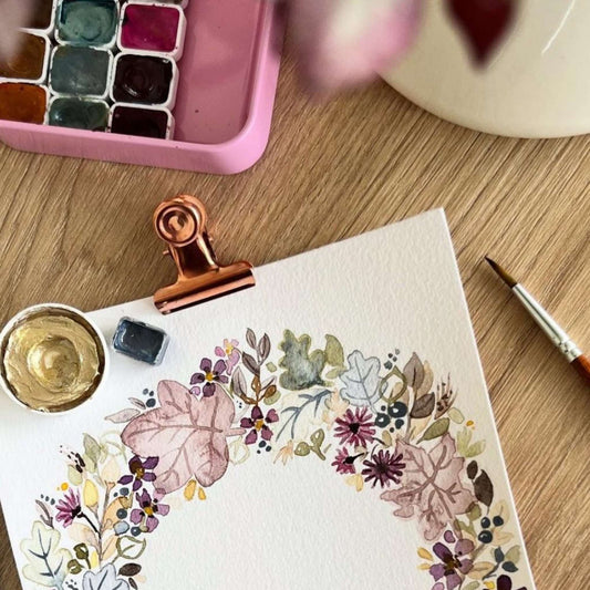 Aquarellkarte mit Aquarellfarben und Pinsel