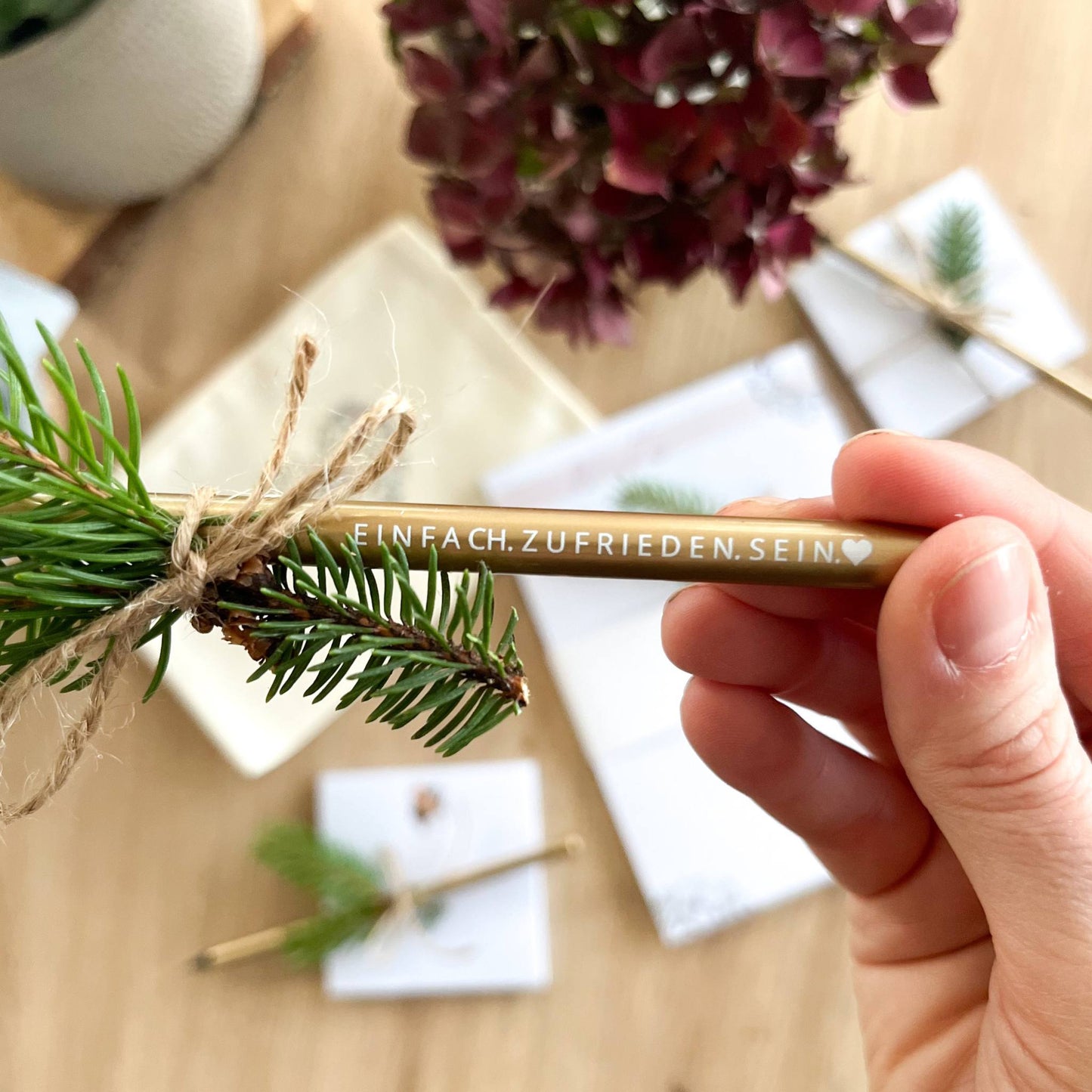 goldener Bleistift mit Spruch "Dein Gefühl ist dein Kompass" von Christinas Kartenkunst
