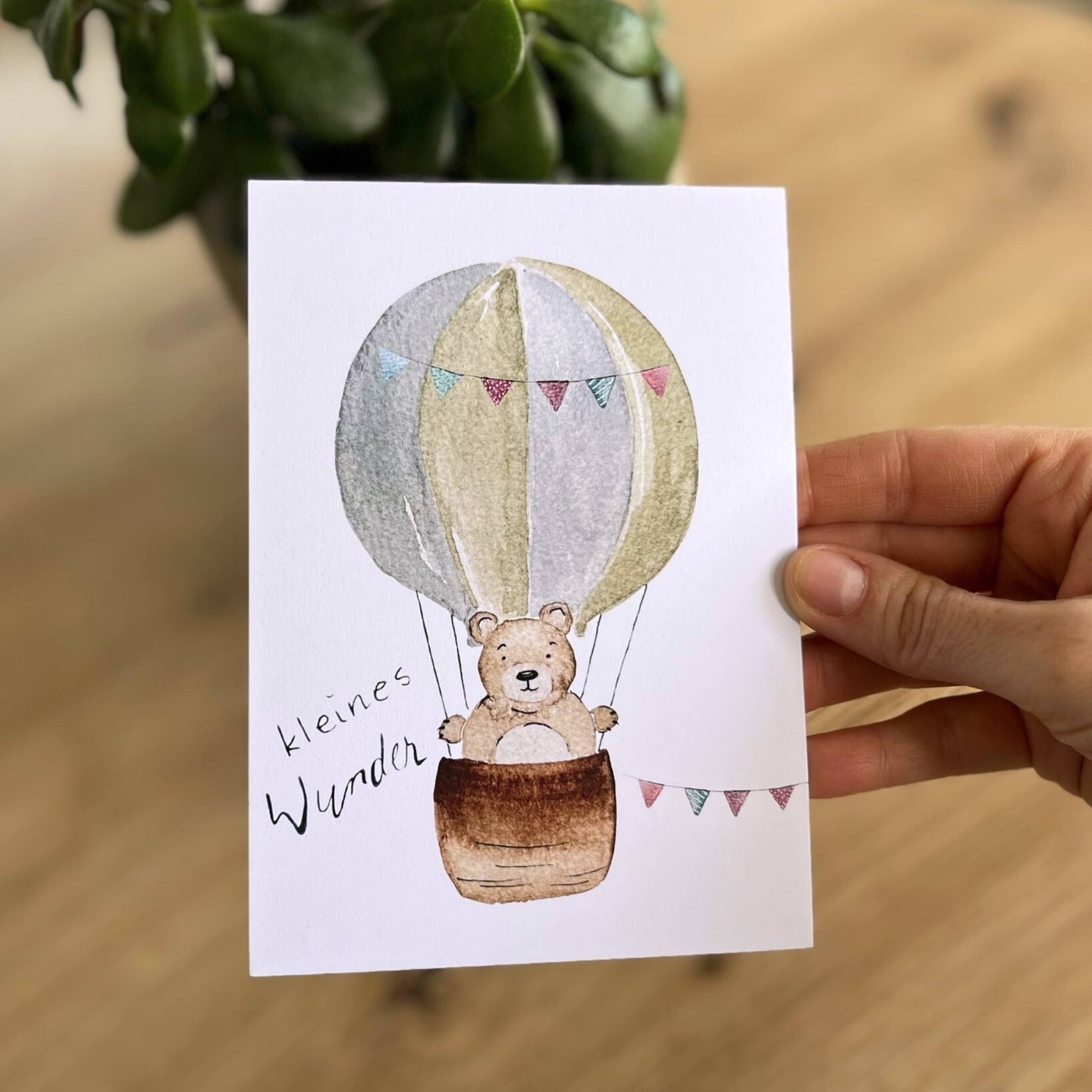 Karte zur Geburt mit Aufschrift "Kleines Wunder" und Bär im Heißluftballon von Christinas Kartenkunst